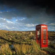 Rode telefooncel in heidelandschap van de Highlands, Schotland, UK
<BR><BR>Zie ook www.arterra.be</P>